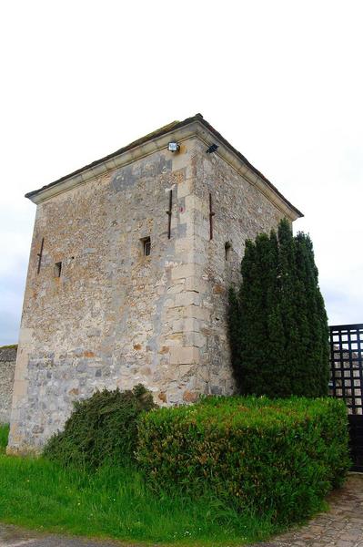 tour située à gauche du portail d'entrée, façades Nord-Ouest