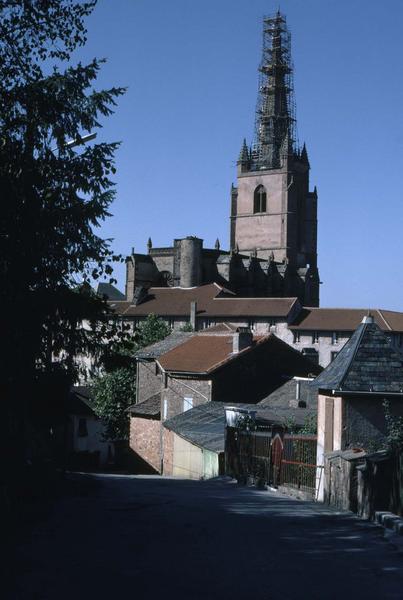 Ensemble est et échafaudages sur le clocher, maisons environnantes