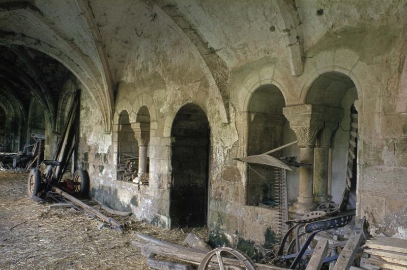 Cloître : galerie intérieure, dépôt de matériel agricole