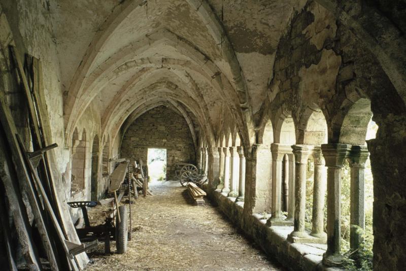 Cloître : galerie intérieure, arcature et dépôt de matériel agricole