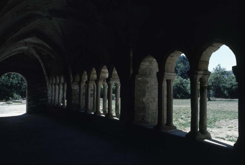 Cloître : galerie intérieure, arcature sur jardin