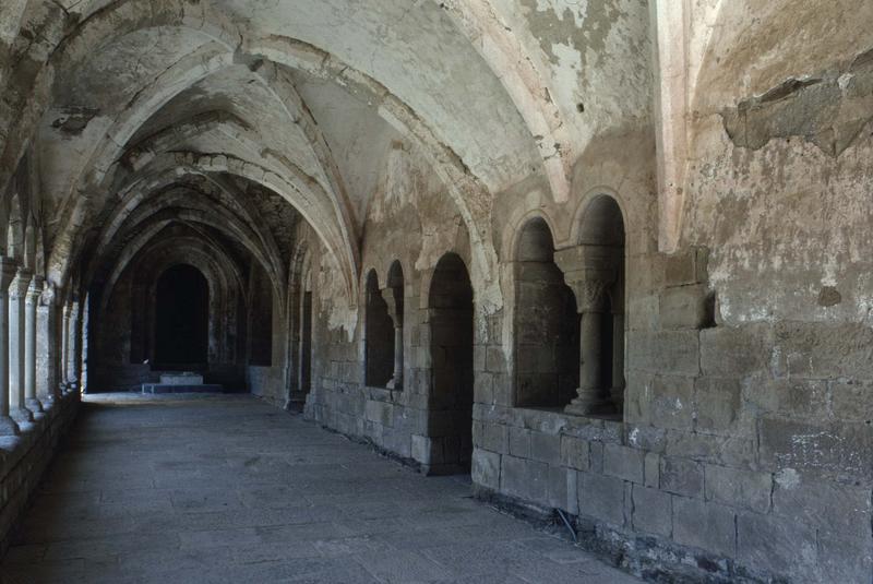 Cloître : galerie intérieure, arcature