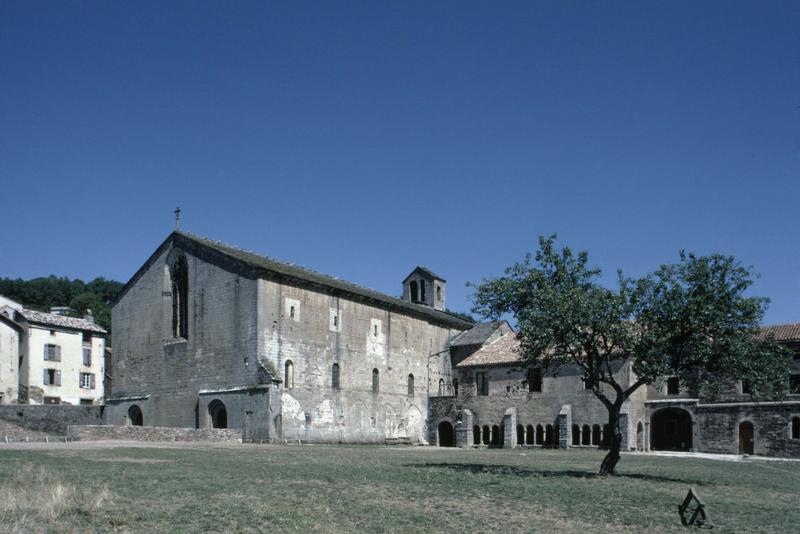 Bâtiments conventuels sur jardin et clocher de l'église abbatiale