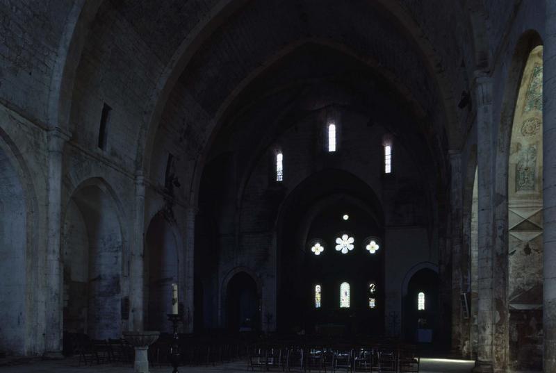 Intérieur de l'église abbatiale : la nef