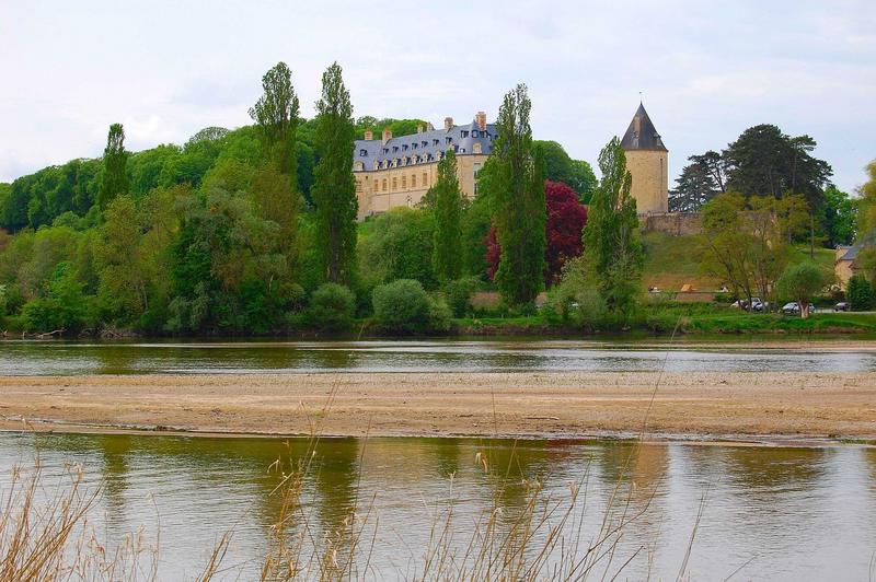 vue générale du château dans son environnement au-dessus des rives de  la rivière Allier