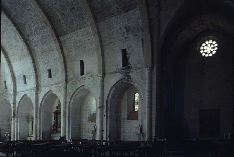 Intérieur de l'église abbatiale : le bas-côté