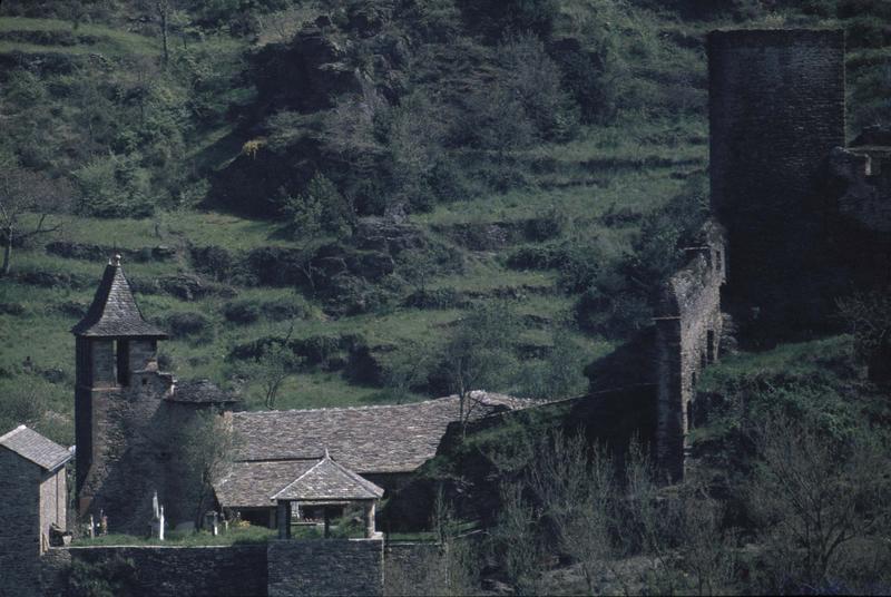 Vue plongeante vers les toits et le clocher de l'église et une tour du château