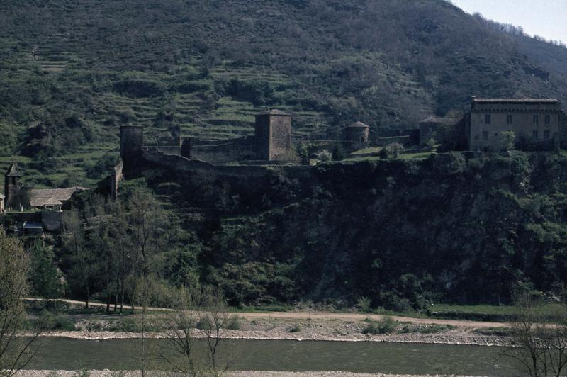 Vue d'ensemble, mur d'enceinte et tours