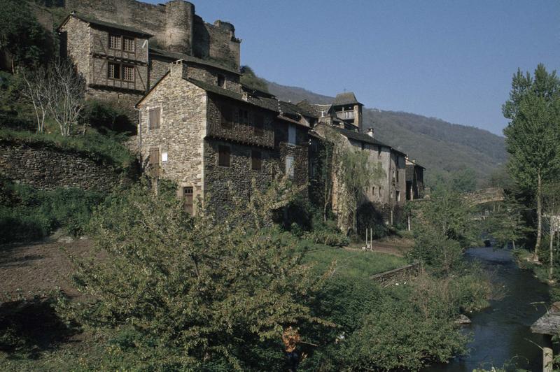 Maisons anciennes en bordure de l'Abrance, mur d'enceinte du château