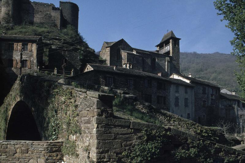 L'église et maisons environnantes, mur d'enceinte du château