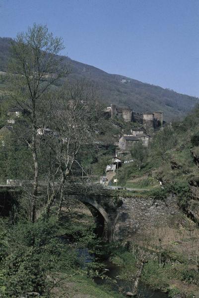 Vue éloignée du village médiéval, le pont romain au premier plan