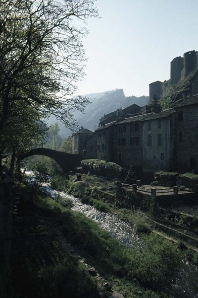 Pont romain à une arche et maisons en bordure de l'Abrance