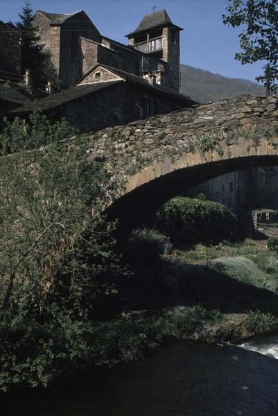 Ensemble de l'église, une partie de l'arche du pont au premier plan