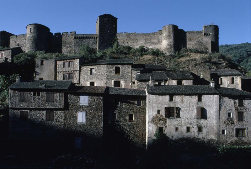 Mur d'enceinte du château et maisons anciennes en contrebas