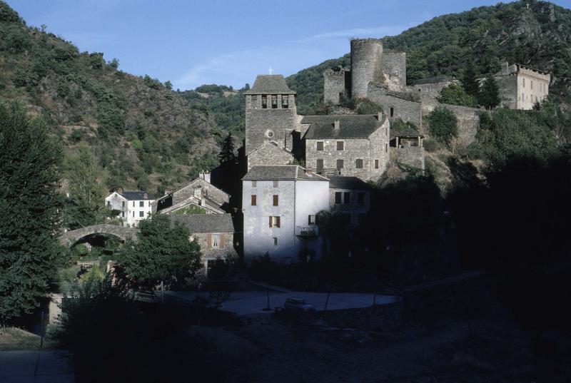 Vue générale du village médiéval, clocher de l'église et tours du château