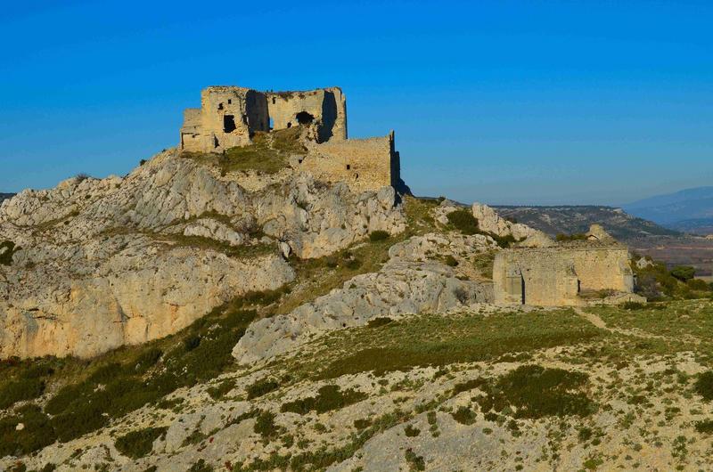 vue générale du château dans son environnement, au premier plan l'ancienne église de Roquemartine