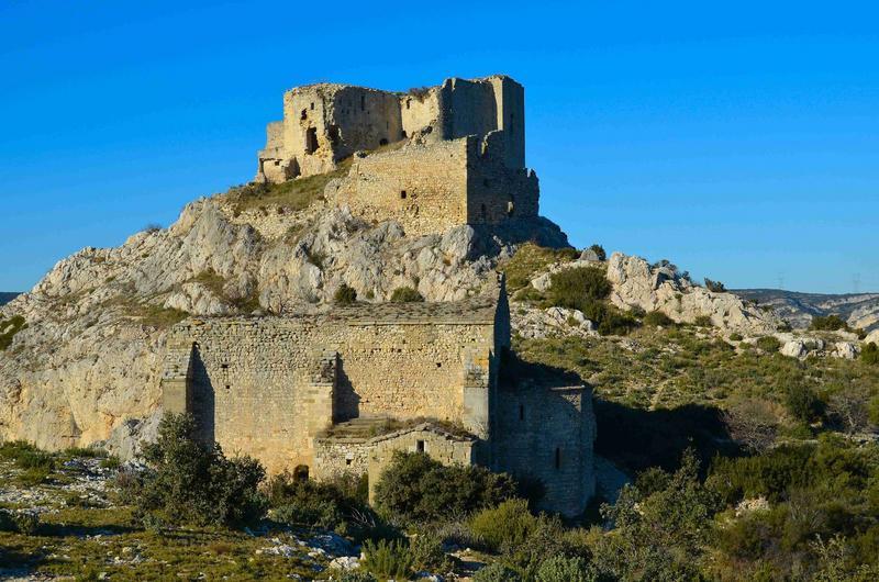 vue générale du château dans son environnement, au premier plan l'ancienne église de Roquemartine