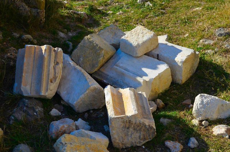 pierres d'encadrement déposées d'une fenêtre à meneau, façade Sud, vue partielle