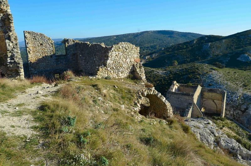 vue partielle des ruines, à l'arrière plan l'ancienne église de Roquemartine