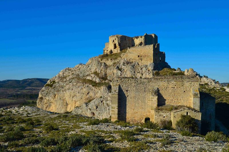 vue générale du château dans son environnement, au premier plan l'ancienne église de Roquemartine