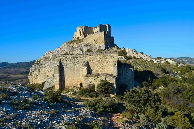 vue générale de l'église dans son environnement, à l'arrière plan la château de Roquemartine