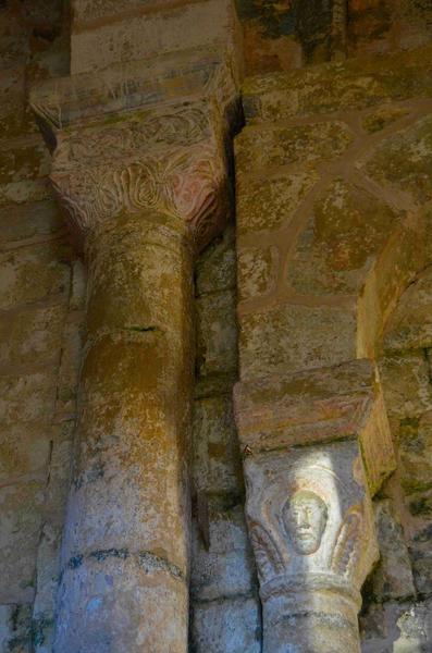 détail de deux des chapiteaux sculptés de la nef