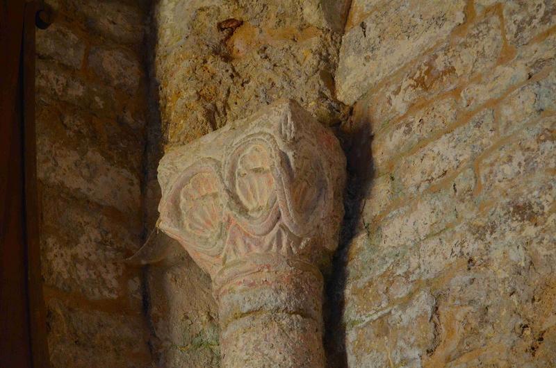 détail d'un des chapiteaux sculptés de la nef