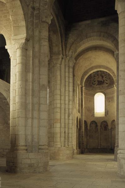 Intérieur : bras nord du transept et bas-côté