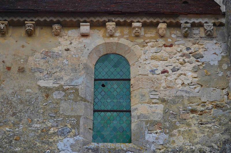 façade Sud, détail des corbeaux de pierre sculptés