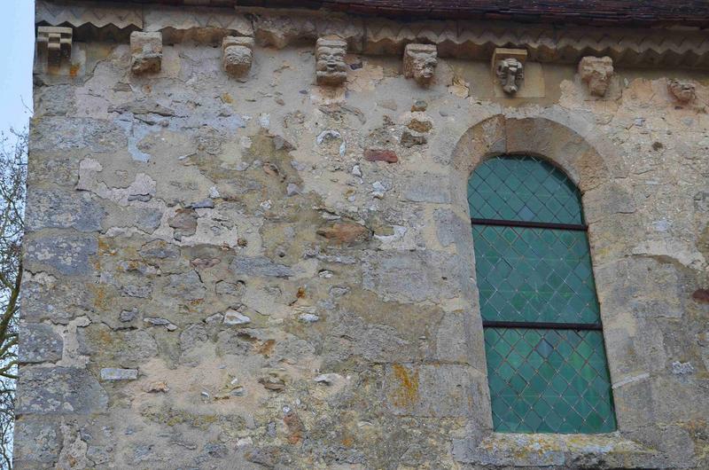 façade Sud, détail des corbeaux de pierre sculptés