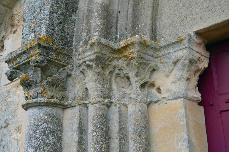 détail des chapiteaux sculptés à droite du porche occidental