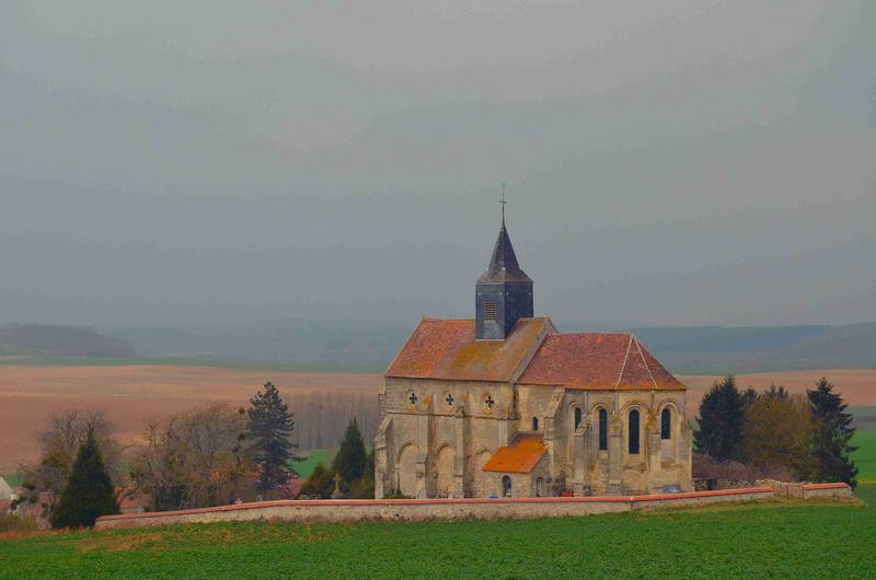 vue générale de l'église dans son environnement