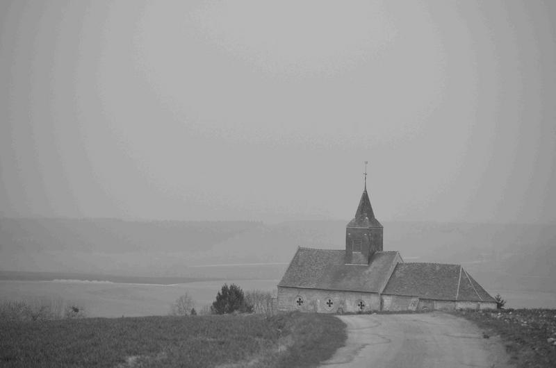 vue partielle de l'église dans son environnement