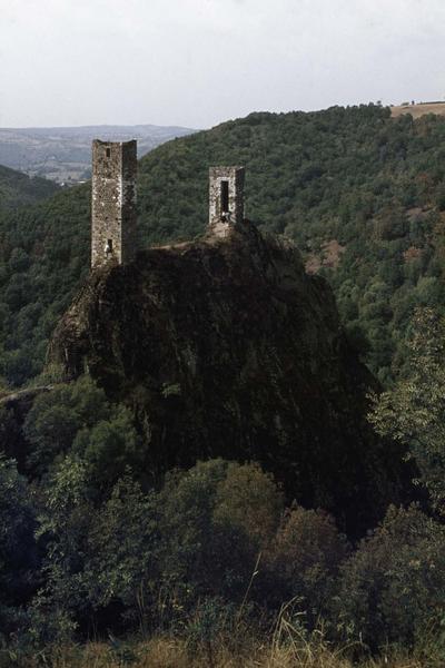 Les deux tours restantes du château en ruines