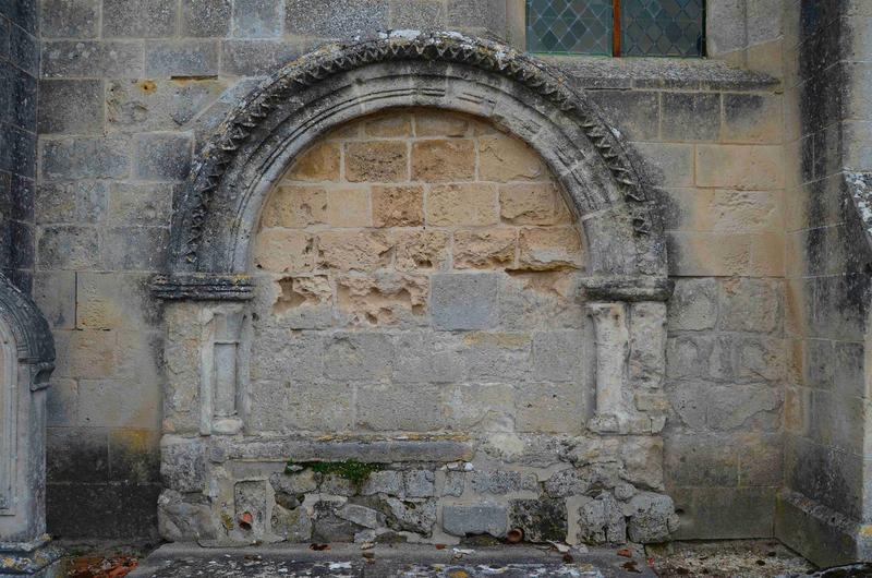 façade Sud, vue générale d'un ancien enfeu