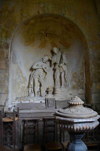 chapelle baptismale, vue partielle, haut-relief : le baptême du Christ