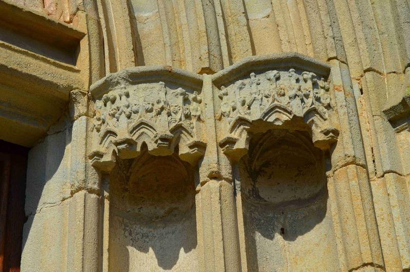 détail des dais sculptés situés à la droite du porche Sud