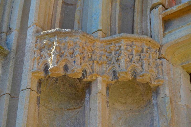 détail des dais sculptés situés à la gauche du porche Sud