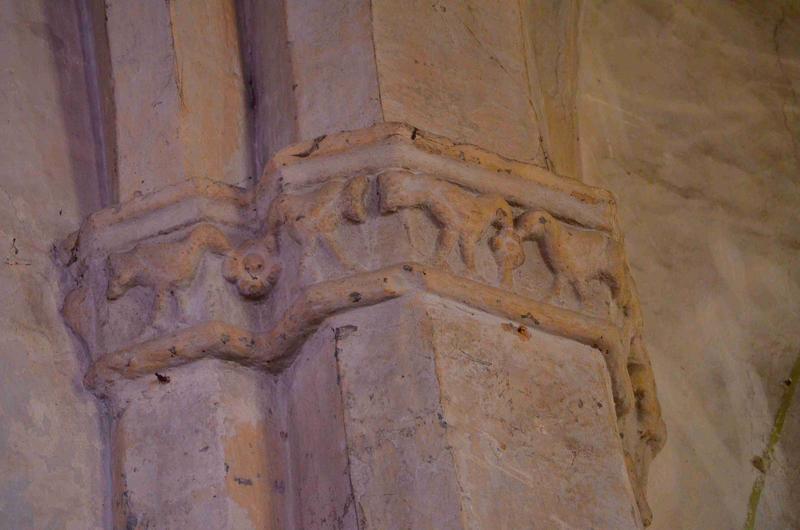 détail des chapiteaux de la nef, frise d'oiseaux autour d'un calice