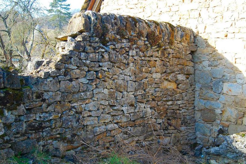 mur de clôture contre le pignon de la grande sud, vue partielle