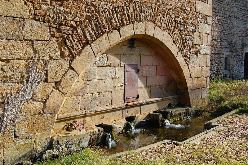 fontaine, façade ouest, vue générale