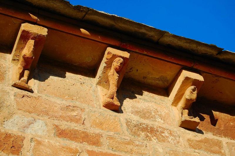 façade sud, détail des corbeaux de pierre sculptés