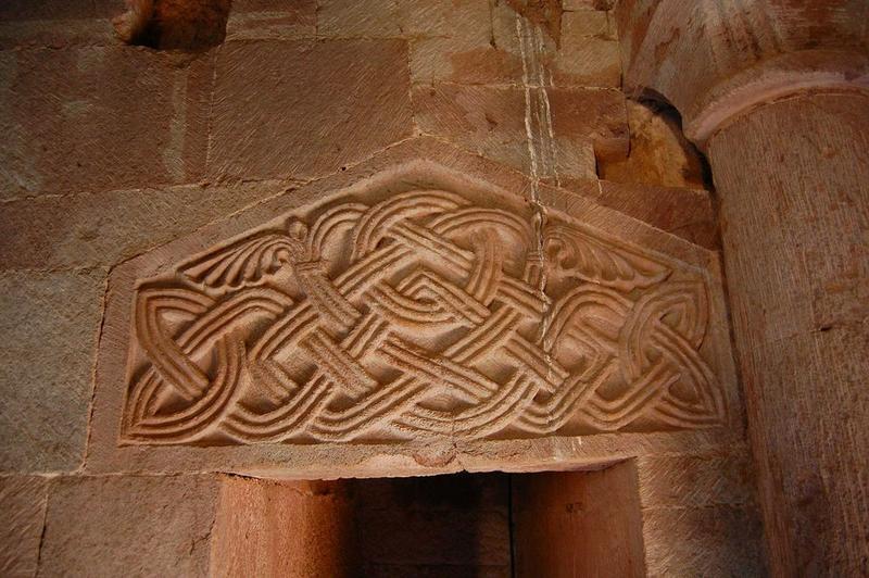 détail d'un linteau de porte de la chapelle haute