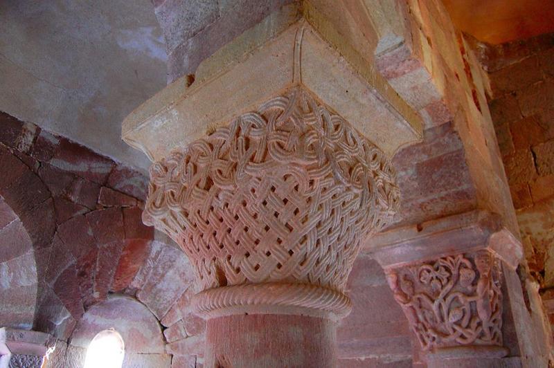 détail d'un des chapiteaux sculptés de la chapelle haute