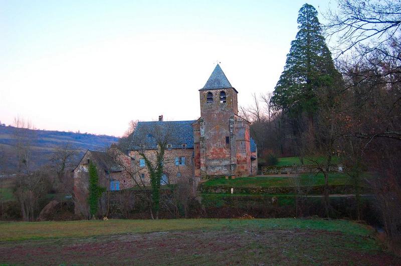 vue générale de l'église dans son environnement