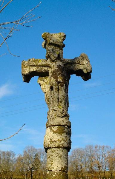 détail d'une des faces sculptée : le Christ en croix