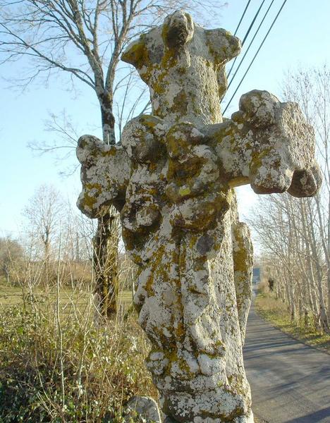 détail d'une des faces sculptée : Vierge à l'enfant