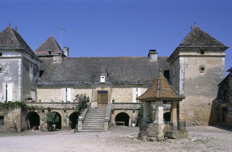 Façade principale avec escalier et puits couvert