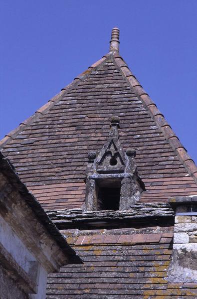Lucarne sculptée sur le toit