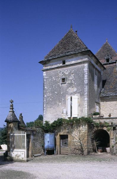 Tour d'angle près de l'entrée